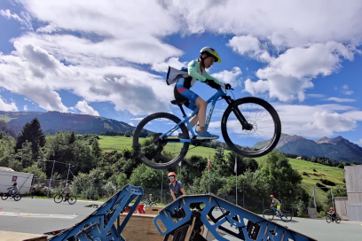 Bike  Mit Bike über Schanze springen