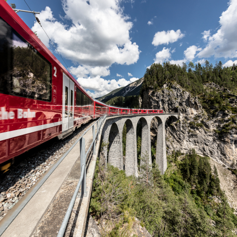 Interregio auf dem Landwasserviadukt (© RhB) Interregio auf dem Landwasserviadukt (© RhB)