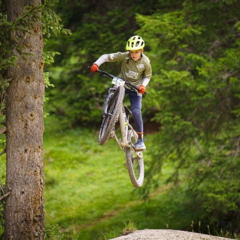 Kind mit Bike über Schanze