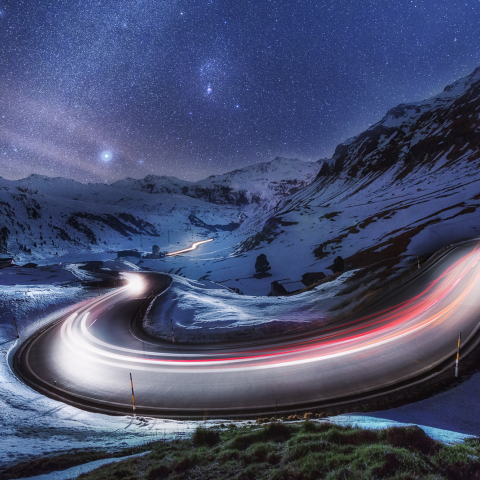 Julierpass-nacht-sterne-surses-liner-strasse-verkehr