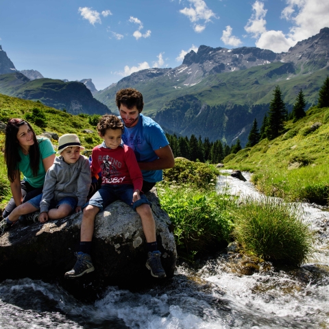 Familie auf der Alp Flix, Savognin Bivio, Parc Ela Familie auf der Alp Flix, Savognin Bivio, Parc Ela
