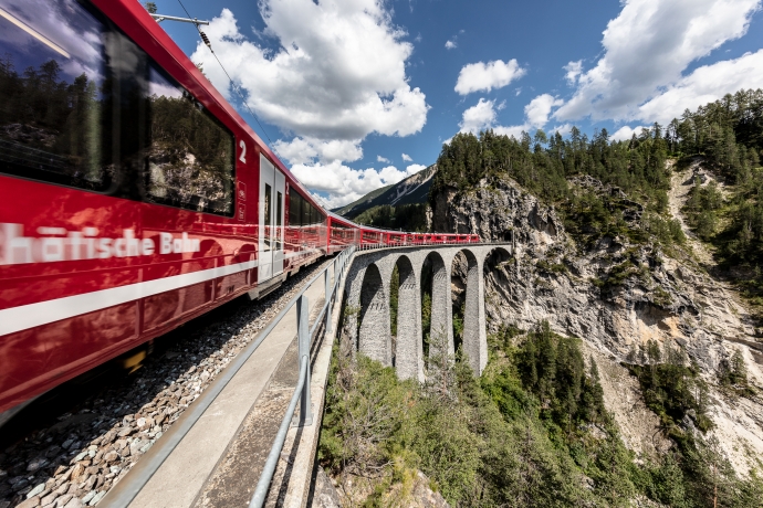Interregio auf dem Landwasserviadukt (© RhB)