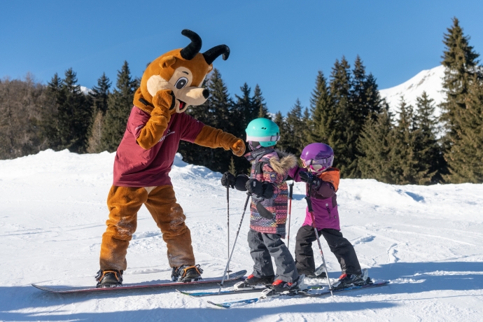 Flurins Maskottchen auf der Piste