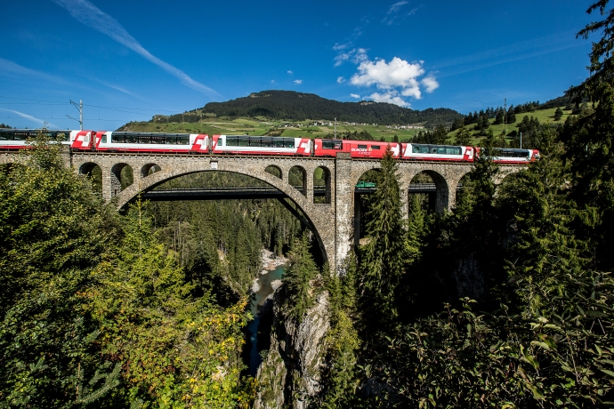 Glacier Express auf der Solisbrücke
