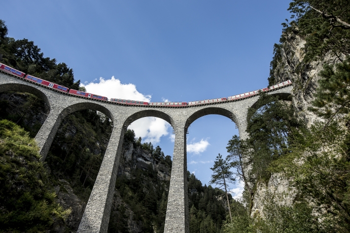 Bernina Express auf Landwasserviadukt Bernina Express auf Landwasserviadukt