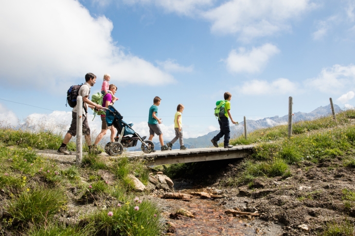 Familie beim Spazieren