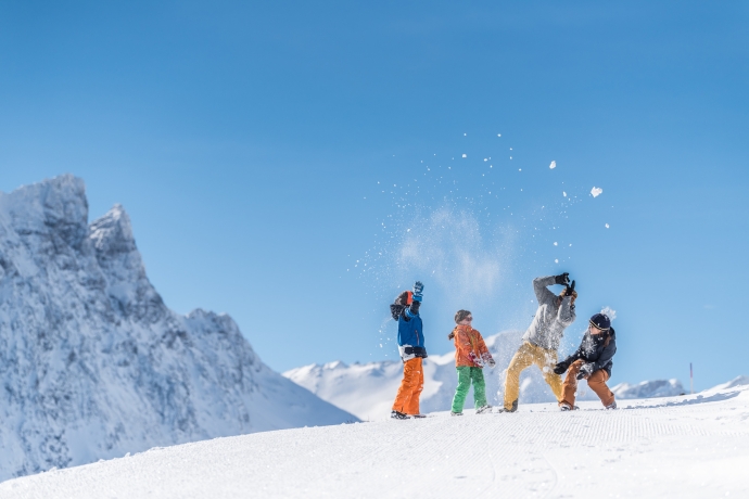 Familie im Schnee von Savognin Familie im Schnee von Savognin