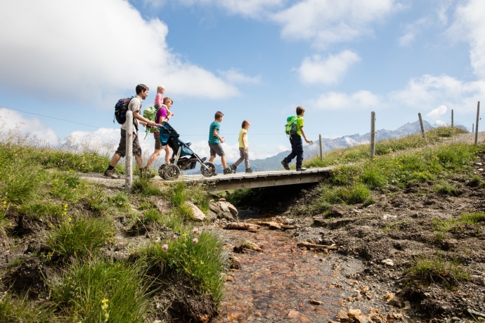 Familie am Wandern in Savognin Bivio