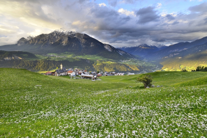 Das Dorf Stierva mit Blick ins Albulatal Das Dorf Stierva mit Blick ins Albulatal