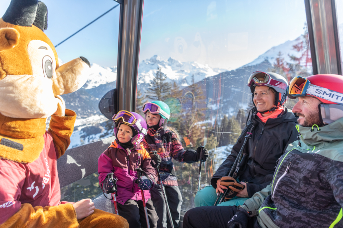 Familie in der Gondel mit Flurin Familie in der Gondel mit Flurin