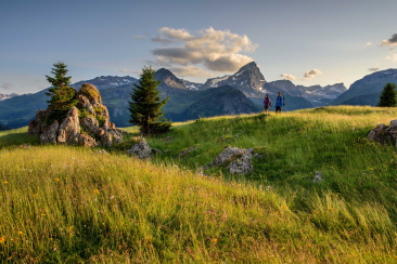 Paar am Wandern auf der Alp Flix im Parc Ela