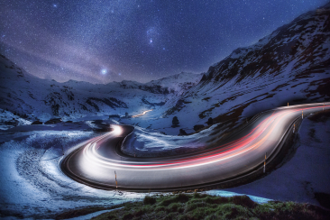 Julierpass-nacht-sterne-surses-liner-strasse-verkehr